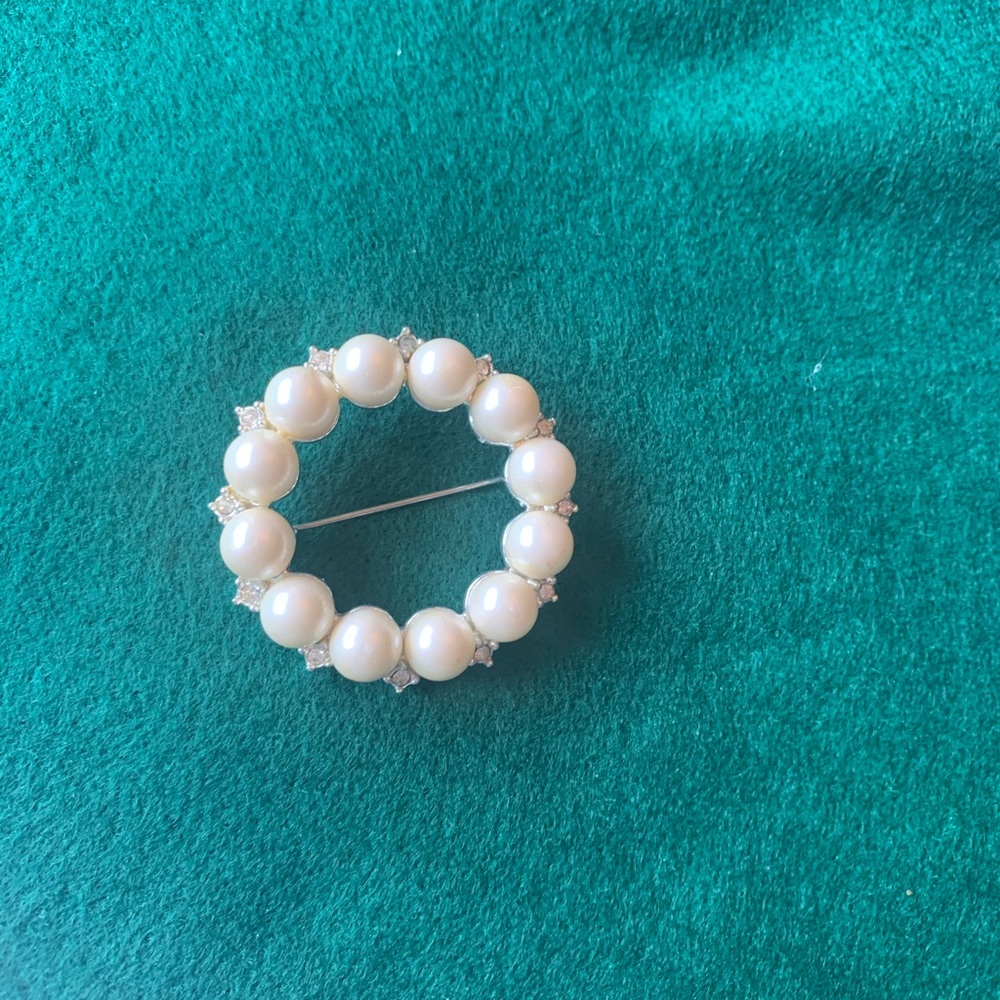 Vintage faux pearl brooch.